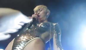 Miley Cyrus mu dovolí se dotknout