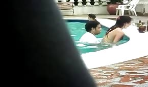 Šílený sex v hotelovém bazénu